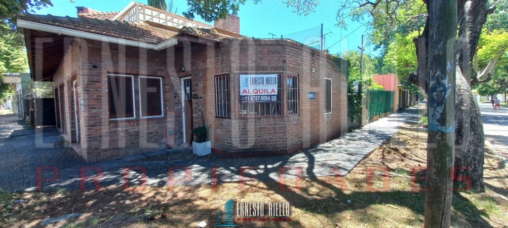 ALQUILER CASA EN ESQUINA DE 2 AMBIENTES CON COCHERA CUBIERTA Y PEQUENO PATIO