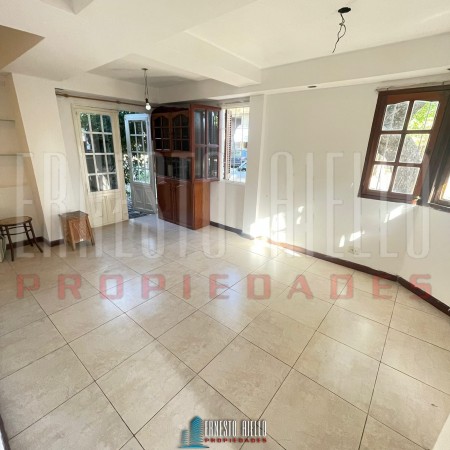 ALQUILER CASA EN ESQUINA DE 2 AMBIENTES CON COCHERA CUBIERTA Y PEQUENO PATIO
