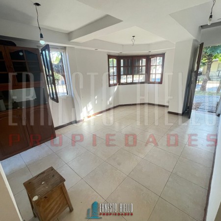 ALQUILER CASA EN ESQUINA DE 2 AMBIENTES CON COCHERA CUBIERTA Y PEQUENO PATIO