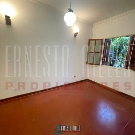 ALQUILER CASA EN ESQUINA DE 2 AMBIENTES CON COCHERA CUBIERTA Y PEQUENO PATIO