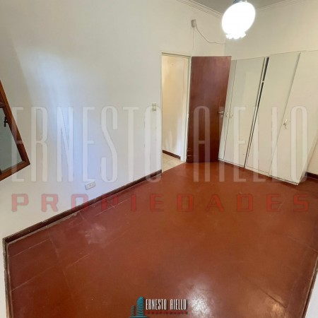 ALQUILER CASA EN ESQUINA DE 2 AMBIENTES CON COCHERA CUBIERTA Y PEQUENO PATIO