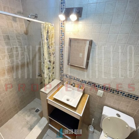 ALQUILER CASA EN ESQUINA DE 2 AMBIENTES CON COCHERA CUBIERTA Y PEQUENO PATIO