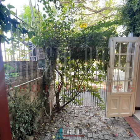 ALQUILER CASA EN ESQUINA DE 2 AMBIENTES CON COCHERA CUBIERTA Y PEQUENO PATIO
