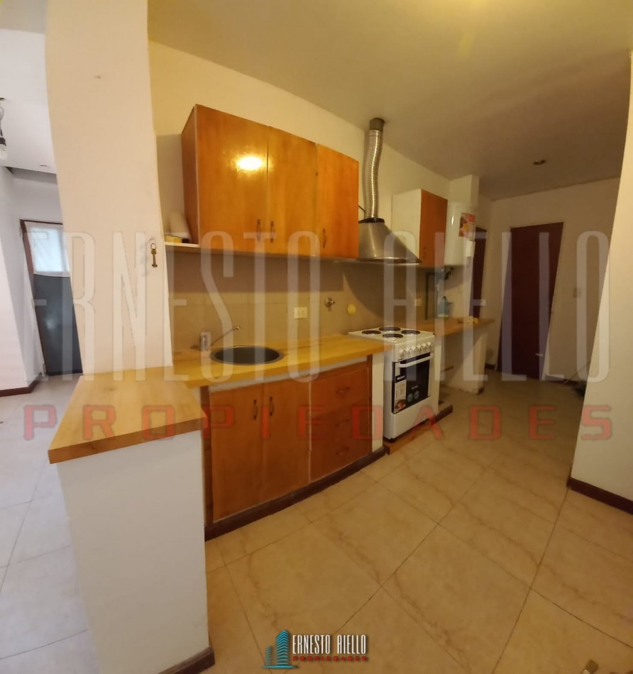 ALQUILER CASA EN ESQUINA DE 2 AMBIENTES CON COCHERA CUBIERTA Y PEQUENO PATIO