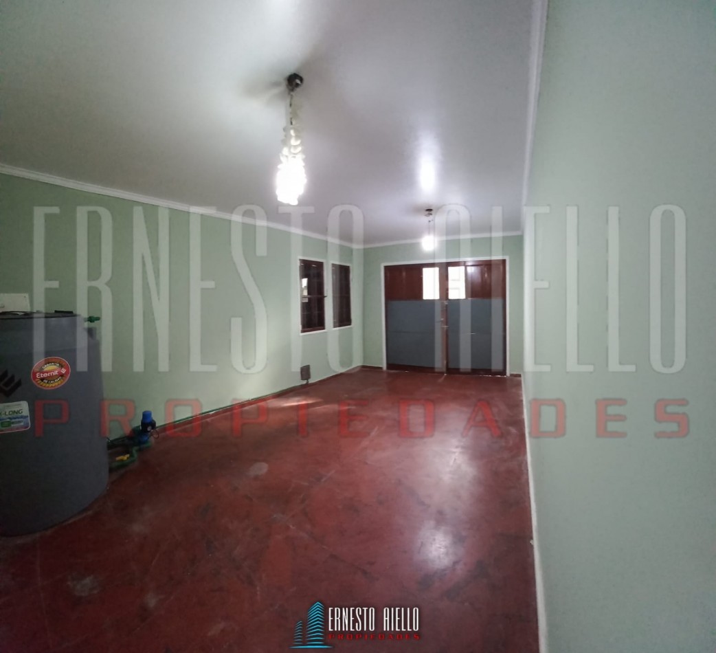 ALQUILER CASA EN ESQUINA DE 2 AMBIENTES CON COCHERA CUBIERTA Y PEQUENO PATIO