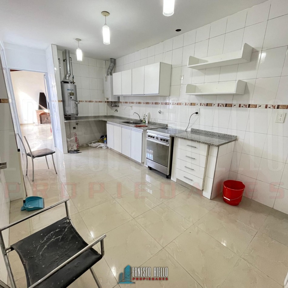 ALQUILER CASA 3/4 AMBIENTES CON PATIO Y PARRILLA, QUILMES OSTE.