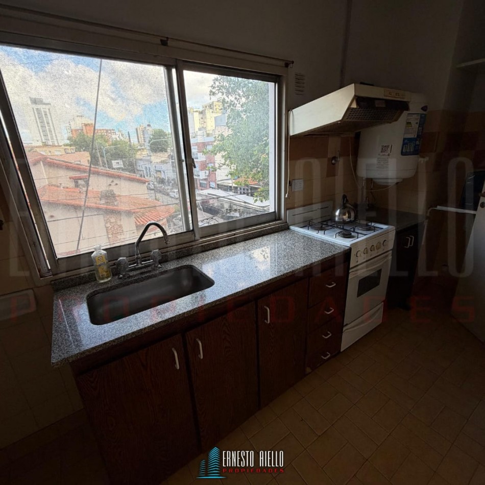 ALQUILER COMODO MONOAMBIENTE DIVIDIDO Y EQUIPADO EN QUILMES CENTRO.