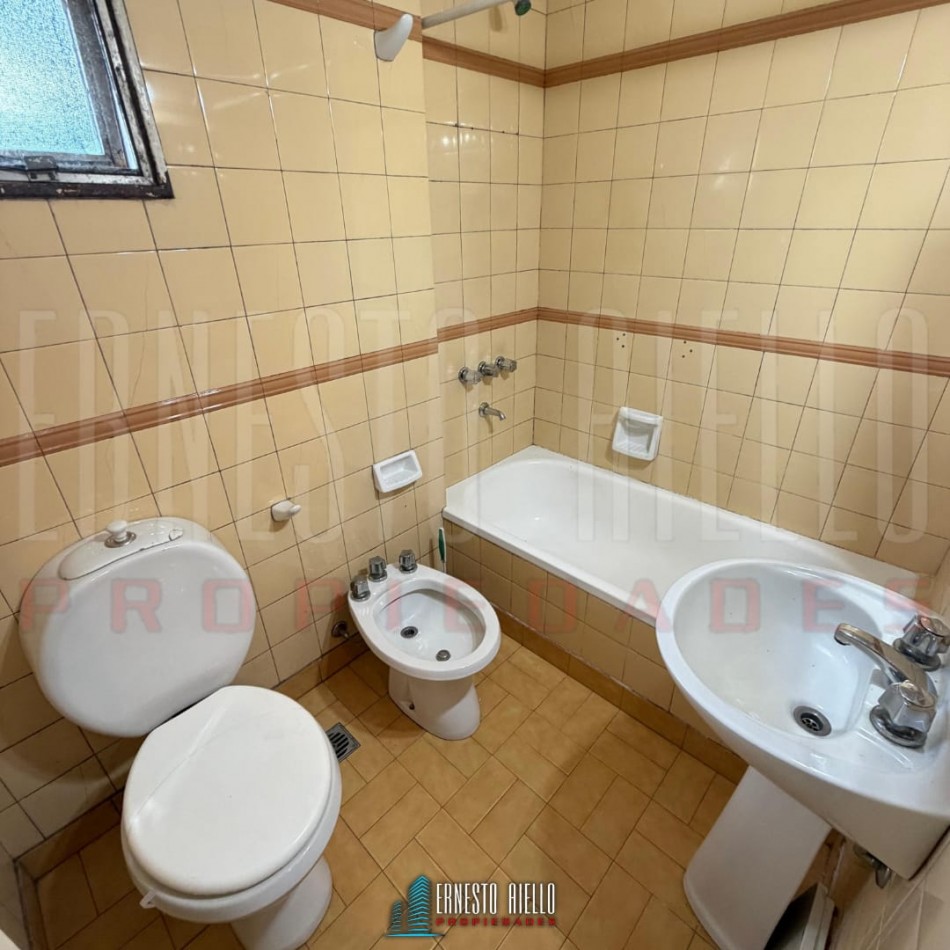 ALQUILER COMODO MONOAMBIENTE DIVIDIDO Y EQUIPADO EN QUILMES CENTRO.