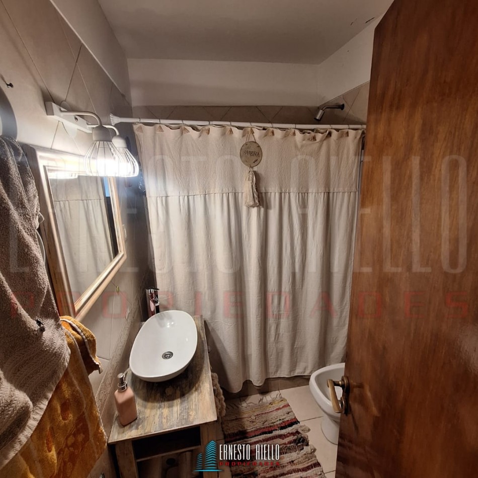 VENTA DEPARTAMENTO DE 4 AMBIENTES CON BALCON, QUILMES CENTRO.