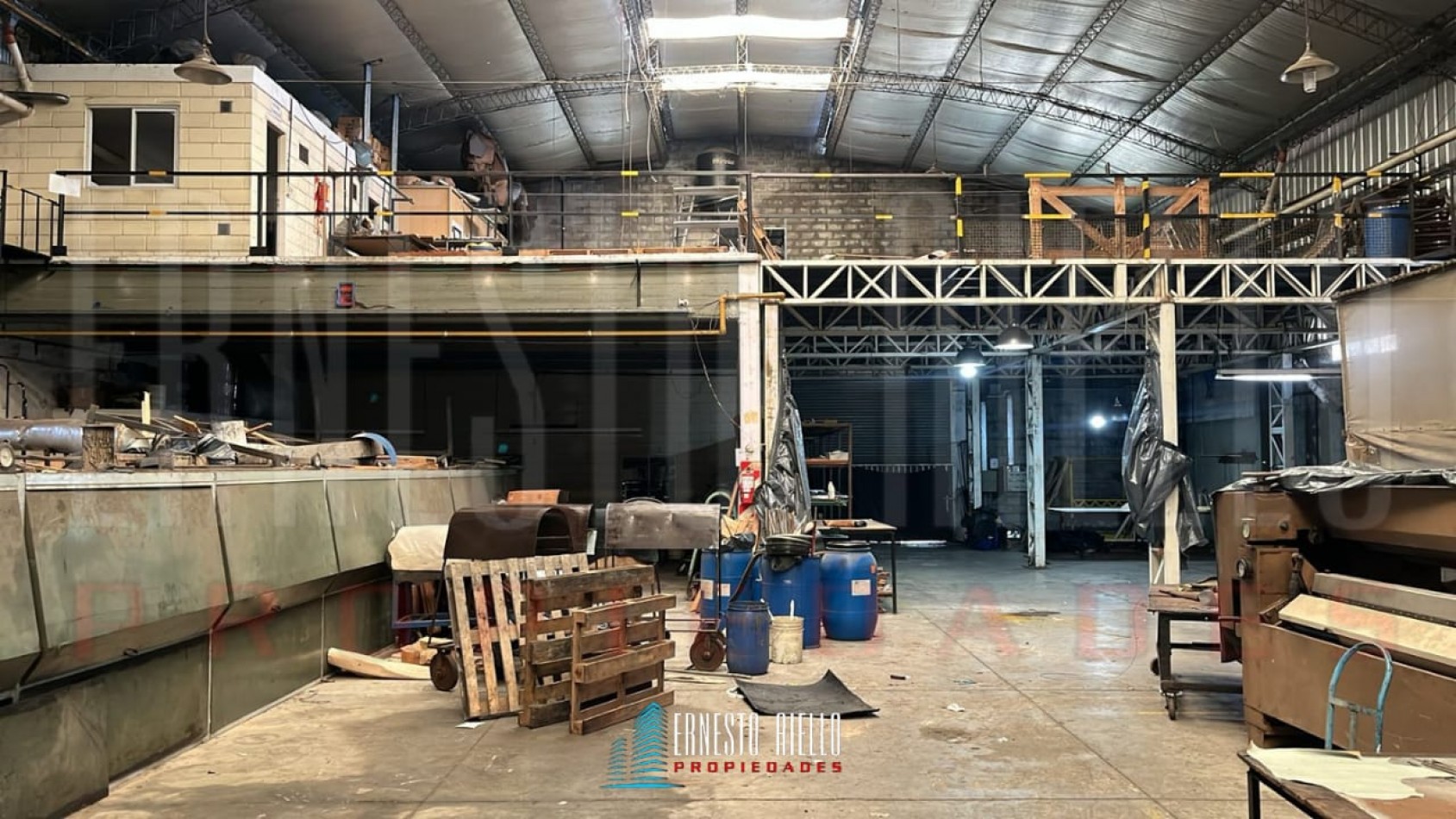 VENTA GALPON DE 800 MTS2 EN WILDE.