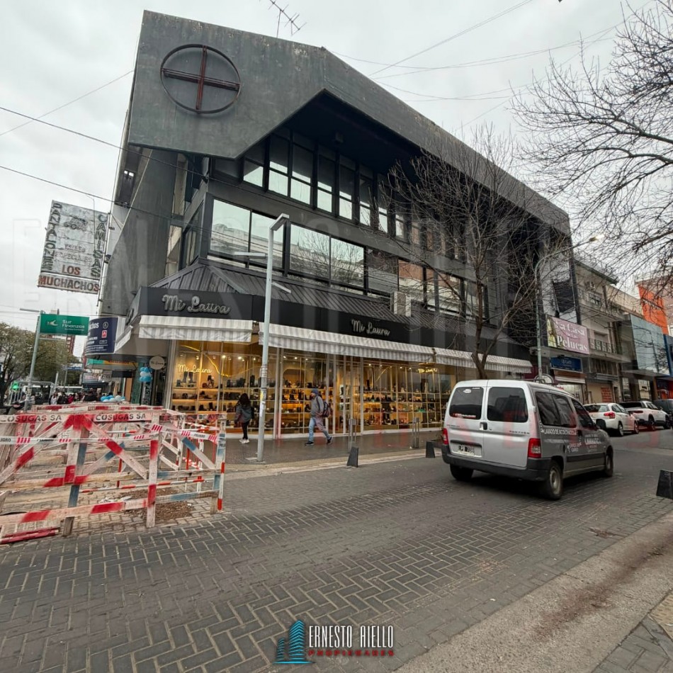 ALQUILER AMPLIO LOCAL DE CUATRO PLANTAS EN QUILMES CENTRO, A PASOS DE LA PEATONAL RIVADAVIA.