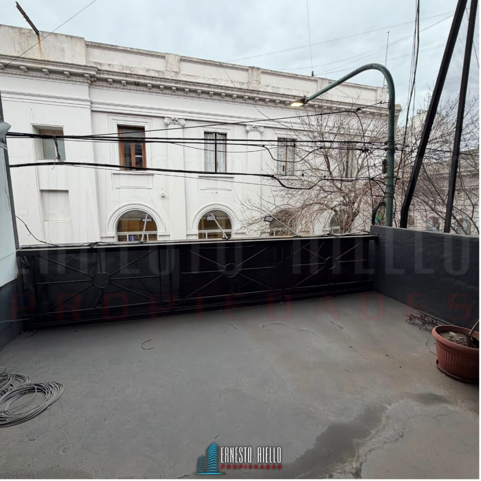 ALQUILER AMPLIO LOCAL DE CUATRO PLANTAS EN QUILMES CENTRO, A PASOS DE LA PEATONAL RIVADAVIA.