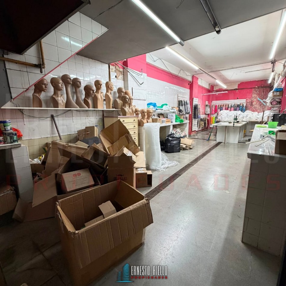 ALQUILER AMPLIO LOCAL DE CUATRO PLANTAS EN QUILMES CENTRO, A PASOS DE LA PEATONAL RIVADAVIA.