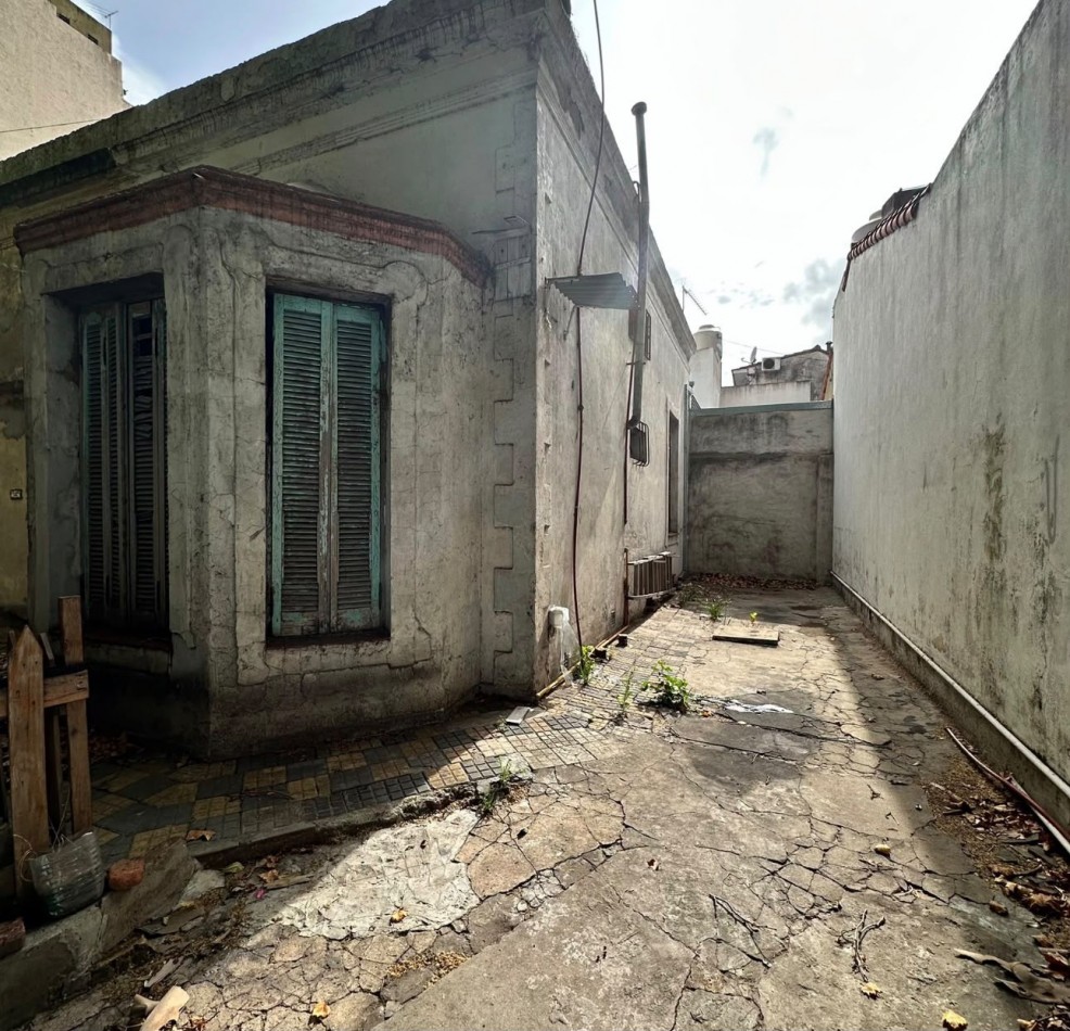  VENTA LOTE/TERRENO CON CASA A DEMOLER/REFACCIONAR, QUILMES OESTE CENTRO. IDEAL INVERSOR.