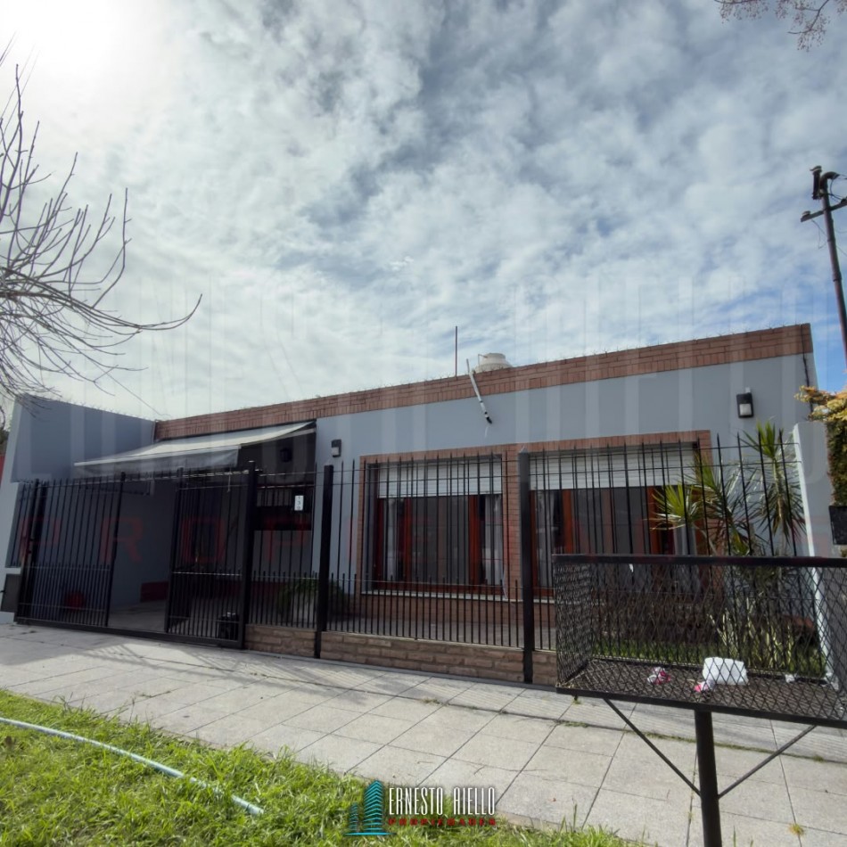 ALQUILER CASA DE 3 AMBIENTES CON ENTRADA PARA AUTO Y PARQUE EN DON BOSCO, BERNAL
