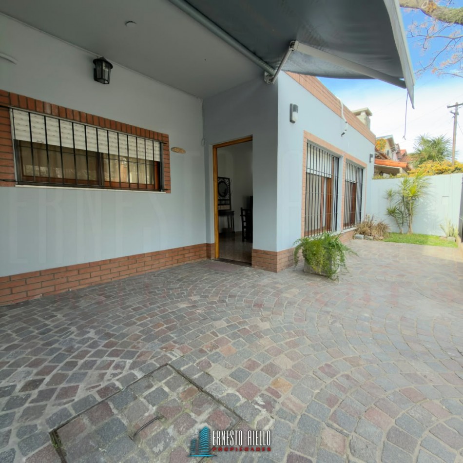 ALQUILER CASA DE 3 AMBIENTES CON ENTRADA PARA AUTO Y PARQUE EN DON BOSCO, BERNAL