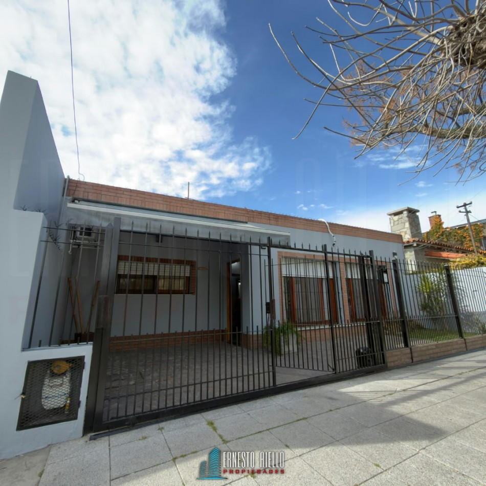ALQUILER CASA DE 3 AMBIENTES CON ENTRADA PARA AUTO Y PARQUE EN DON BOSCO, BERNAL