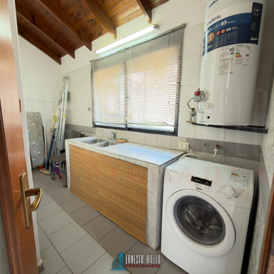 ALQUILER CASA DE 3 AMBIENTES CON ENTRADA PARA AUTO Y PARQUE EN DON BOSCO, BERNAL