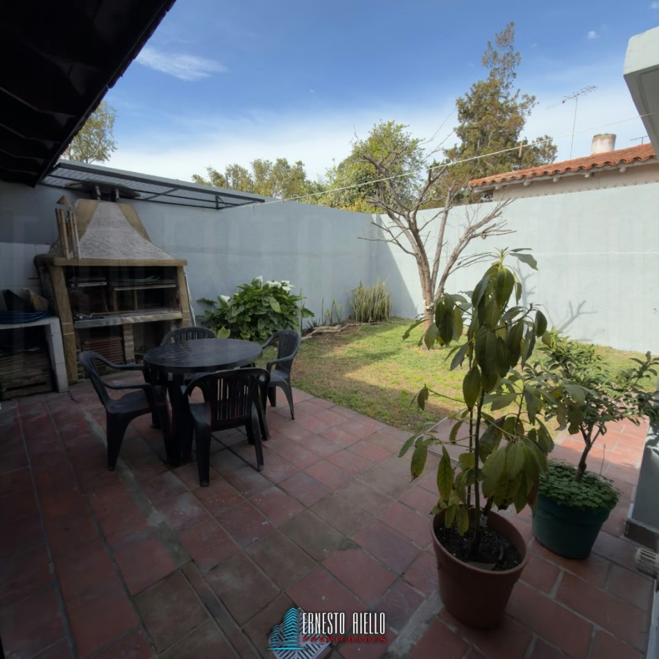 ALQUILER CASA DE 3 AMBIENTES CON ENTRADA PARA AUTO Y PARQUE EN DON BOSCO, BERNAL