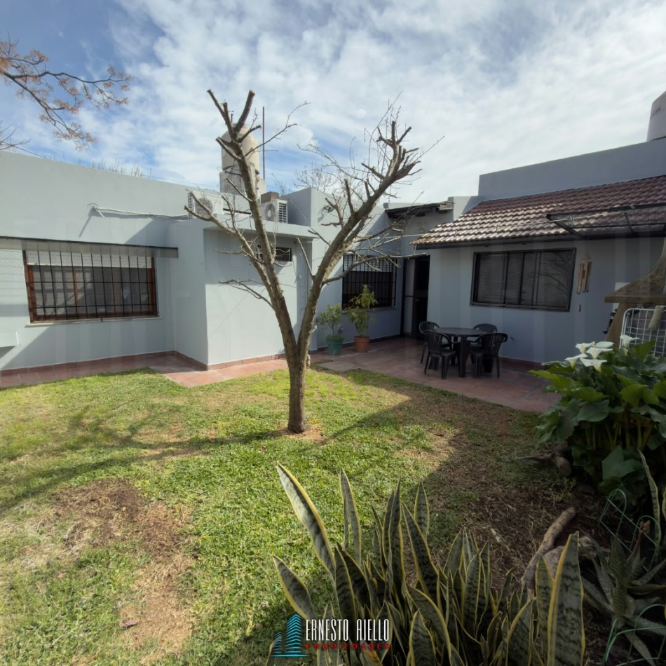 ALQUILER CASA DE 3 AMBIENTES CON ENTRADA PARA AUTO Y PARQUE EN DON BOSCO, BERNAL