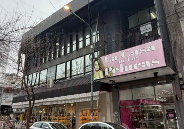 ALQUILER AMPLIO LOCAL DE CUATRO PLANTAS EN QUILMES CENTRO, A PASOS DE LA PEATONAL RIVADAVIA.