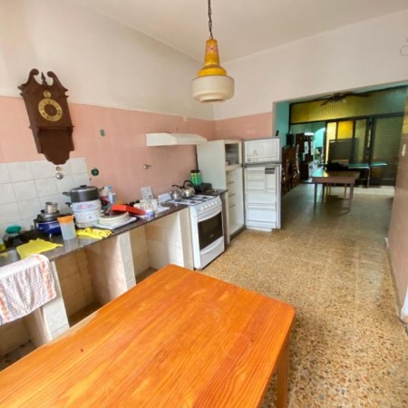 VENTA CASA 3AM CON COCHERA, LOCAL COMERCIAL Y CONSULTORIOS.