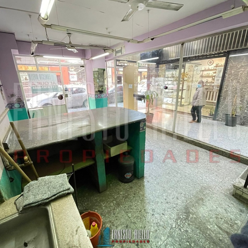 ALQUILER LOCAL COMERCIAL CALLE MORENO, QUILMES CENTRO.
