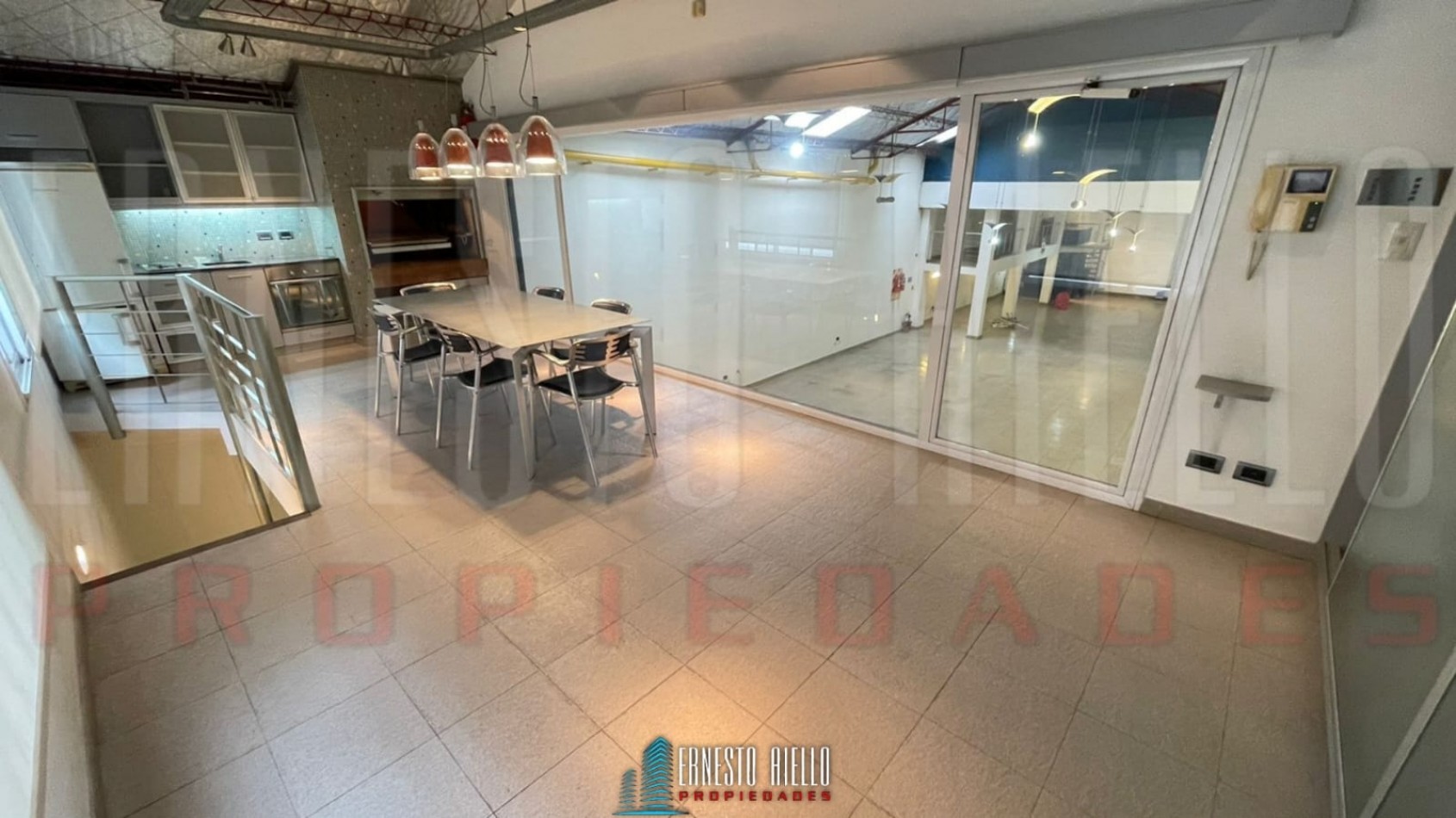 ALQUILER EXCELENTE GALPON/GARAGE UNIDAD FUNCIONAL EN PLANTA BAJA, QUILMES OESTE.