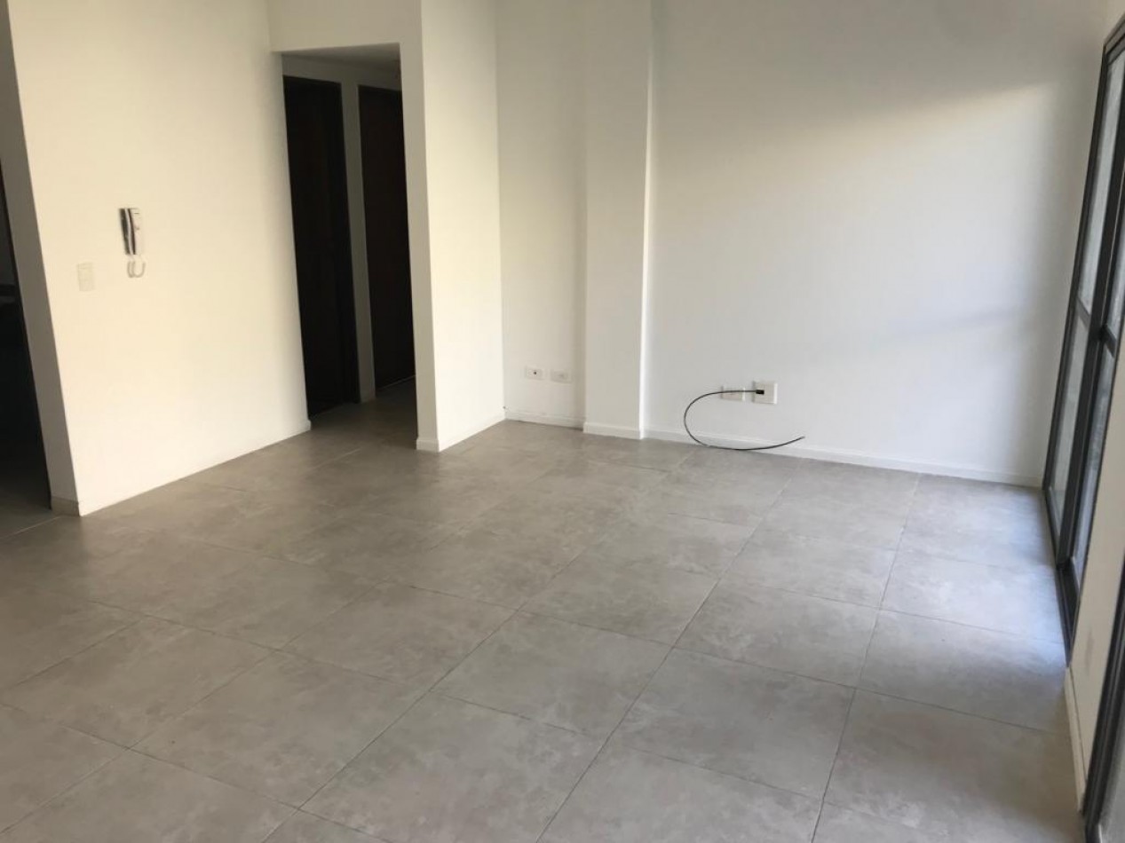 ALQUILER DEPARTAMENTO 3 AMBIENTES CON COCHERA Y PATIO