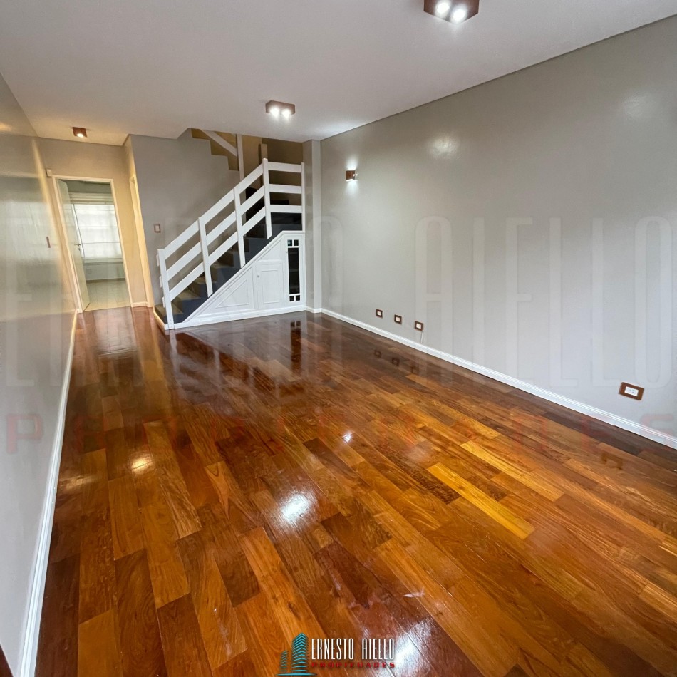 VENTA TRIPLEX 4 AMBIENTES CON ESPACIO GUARDA COCHE, QUILMES CENTRO.