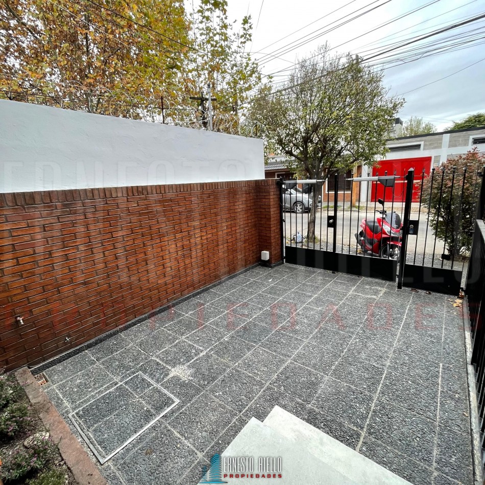 VENTA TRIPLEX 4 AMBIENTES CON ESPACIO GUARDA COCHE, QUILMES CENTRO.