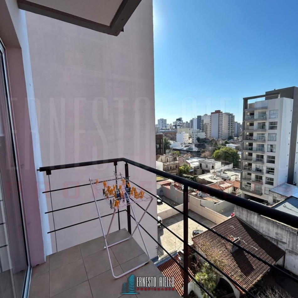 ALQUILER DEPARTAMENTO 2 AMBIENTES CON COCHERA DESCUBIERTA Y BALCON CON PARRILLA, QUILMES CENTRO.