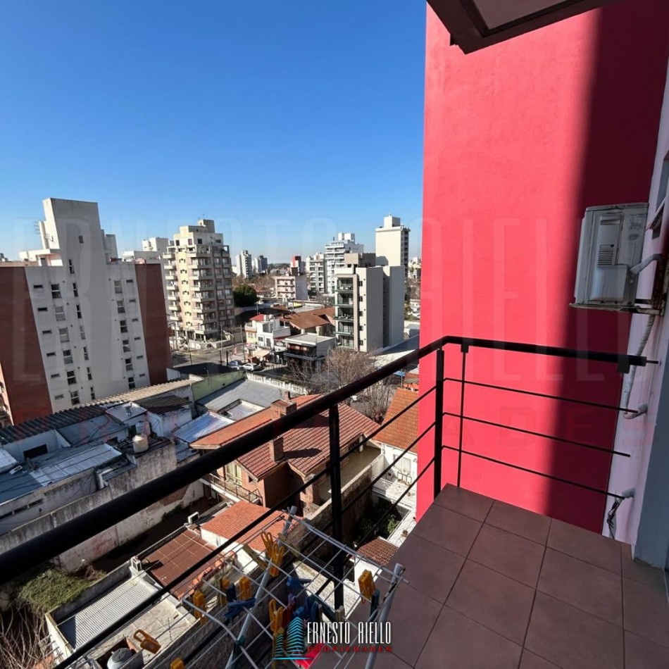 ALQUILER DEPARTAMENTO 2 AMBIENTES CON COCHERA DESCUBIERTA Y BALCON CON PARRILLA, QUILMES CENTRO.