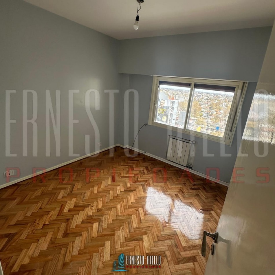 OPORTUNIDAD VENTA DPTO 3 AMBIENTES CON DOBLE CIRCULACION Y BAULERA, PISO 14, QUILMES CENTRO.