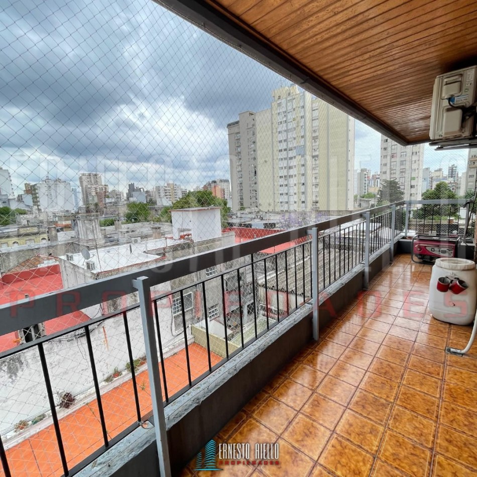 DEPARTAMENTO DE 4 AMBIENTES CON COCHERA Y BAULERA EN VENTA EN QUILMES CENTRO.