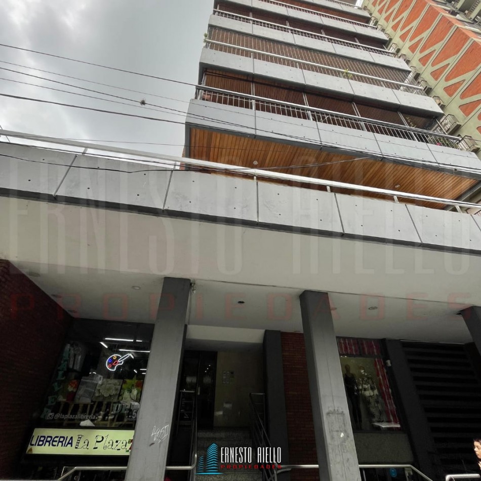 DEPARTAMENTO DE 4 AMBIENTES CON COCHERA Y BAULERA EN VENTA EN QUILMES CENTRO.