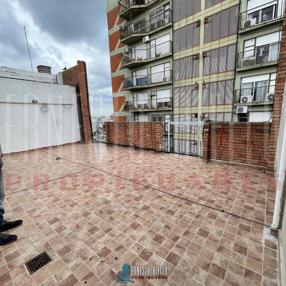 DEPARTAMENTO DE 4 AMBIENTES CON COCHERA Y BAULERA EN VENTA EN QUILMES CENTRO.