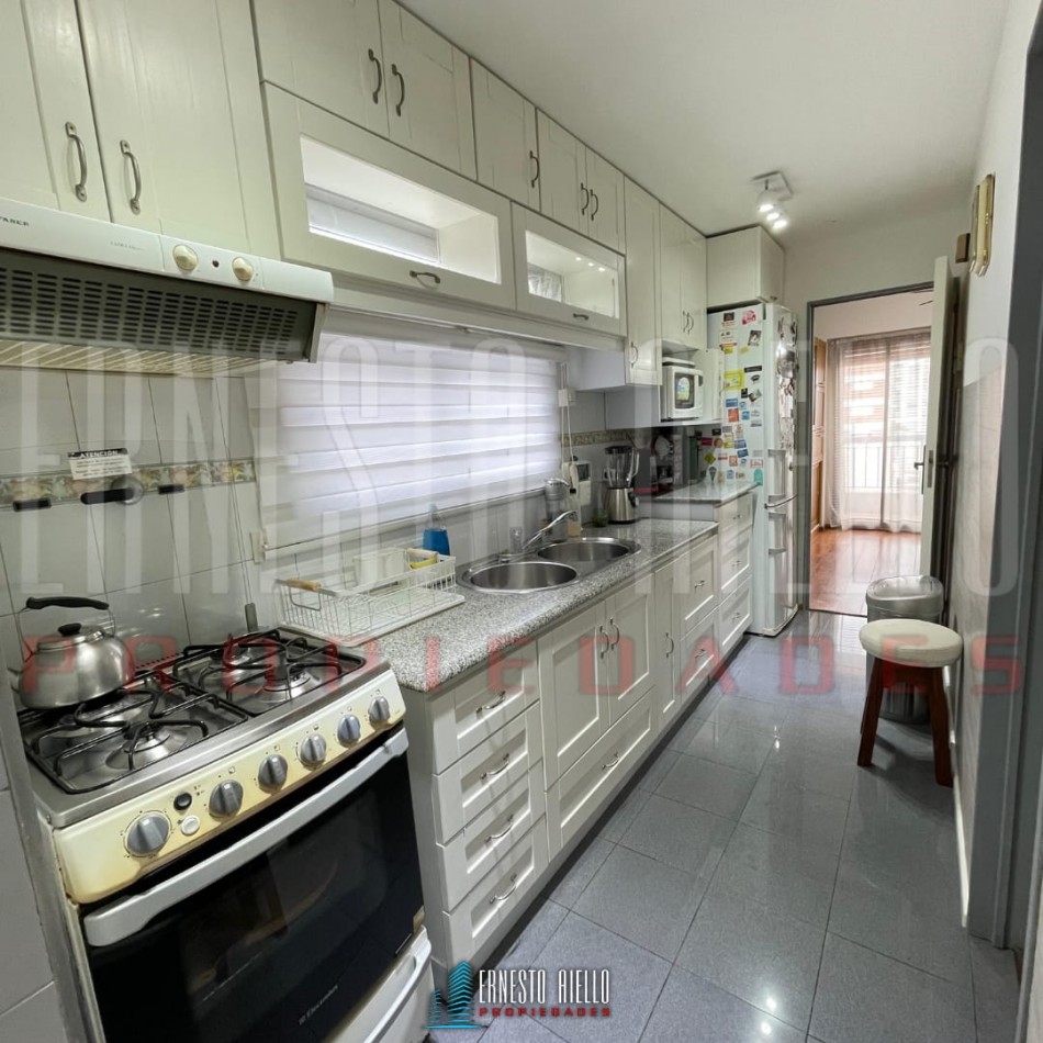 DEPARTAMENTO DE 4 AMBIENTES CON COCHERA Y BAULERA EN VENTA EN QUILMES CENTRO.