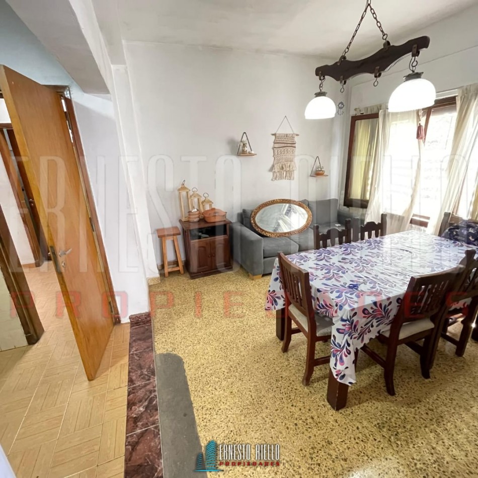 VENTA CASA DE 3 / 4 AMBIENTES CON COCHERA DOBLE, PARRILLA Y PARQUE.