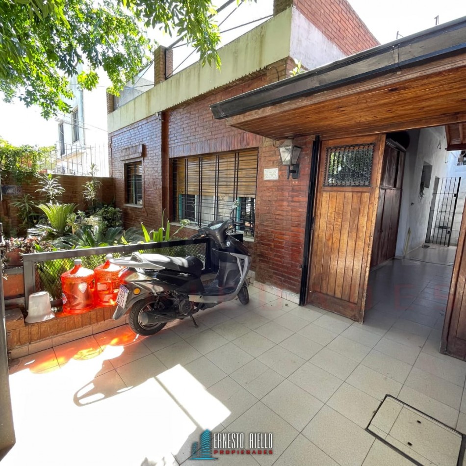 VENTA CASA DE 3 / 4 AMBIENTES CON COCHERA DOBLE, PARRILLA Y PARQUE.