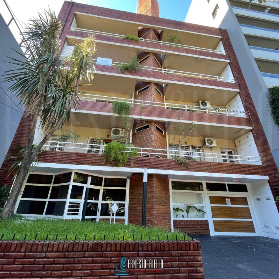 VENTA SEMIPISO 3 AMBIENTES CON COCHERA Y BALCON FRENTE A PLAZA CONESA, QUILMES CENTRO