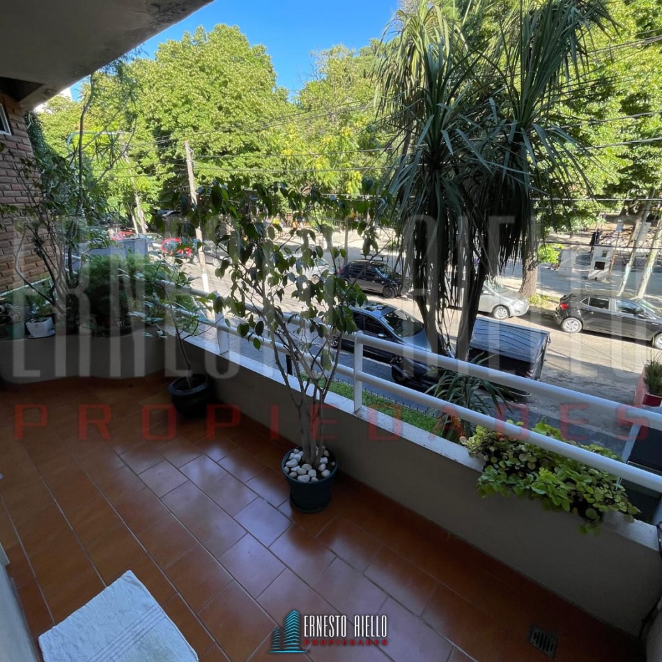 VENTA SEMIPISO 3 AMBIENTES CON COCHERA Y BALCON FRENTE A PLAZA CONESA, QUILMES CENTRO