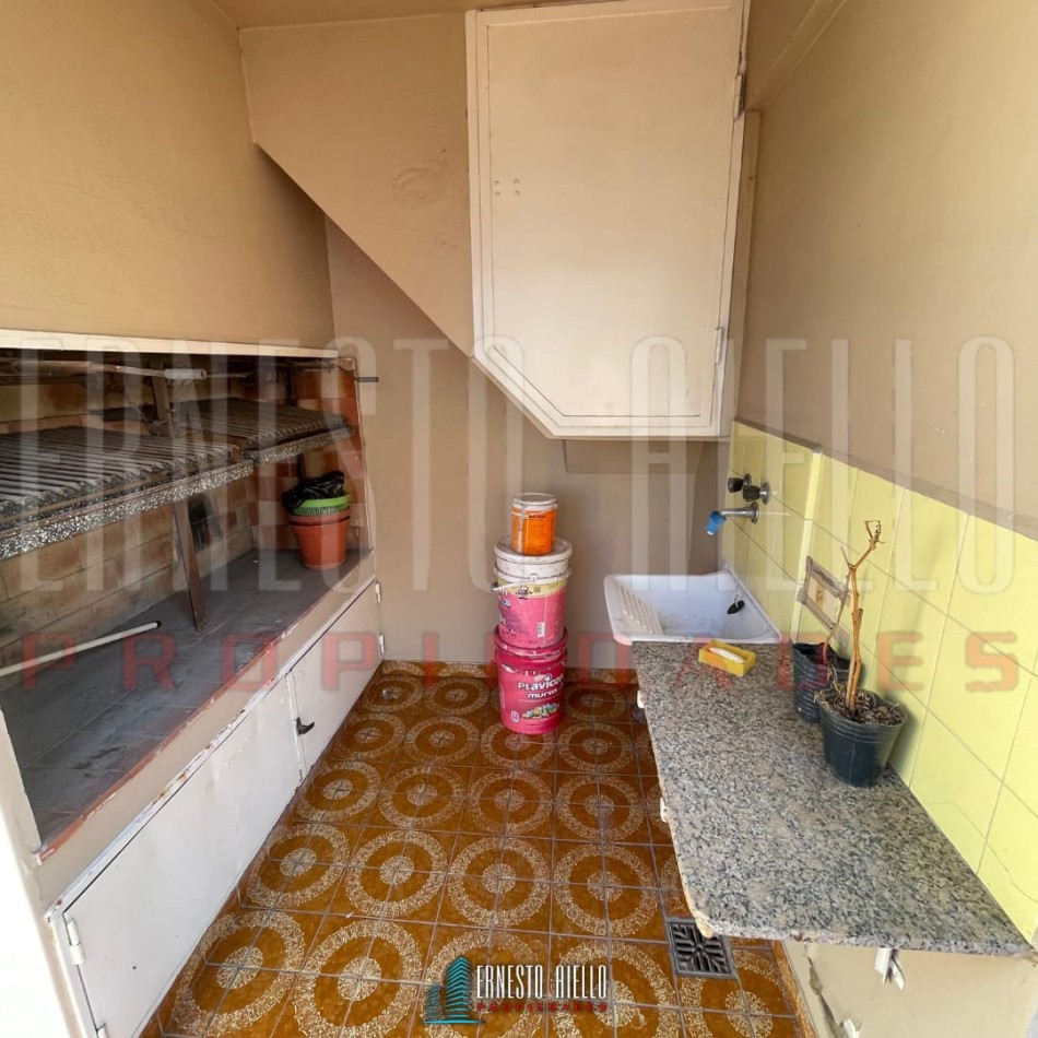 VENTA SEMIPISO 3 AMBIENTES CON COCHERA Y BALCON FRENTE A PLAZA CONESA, QUILMES CENTRO