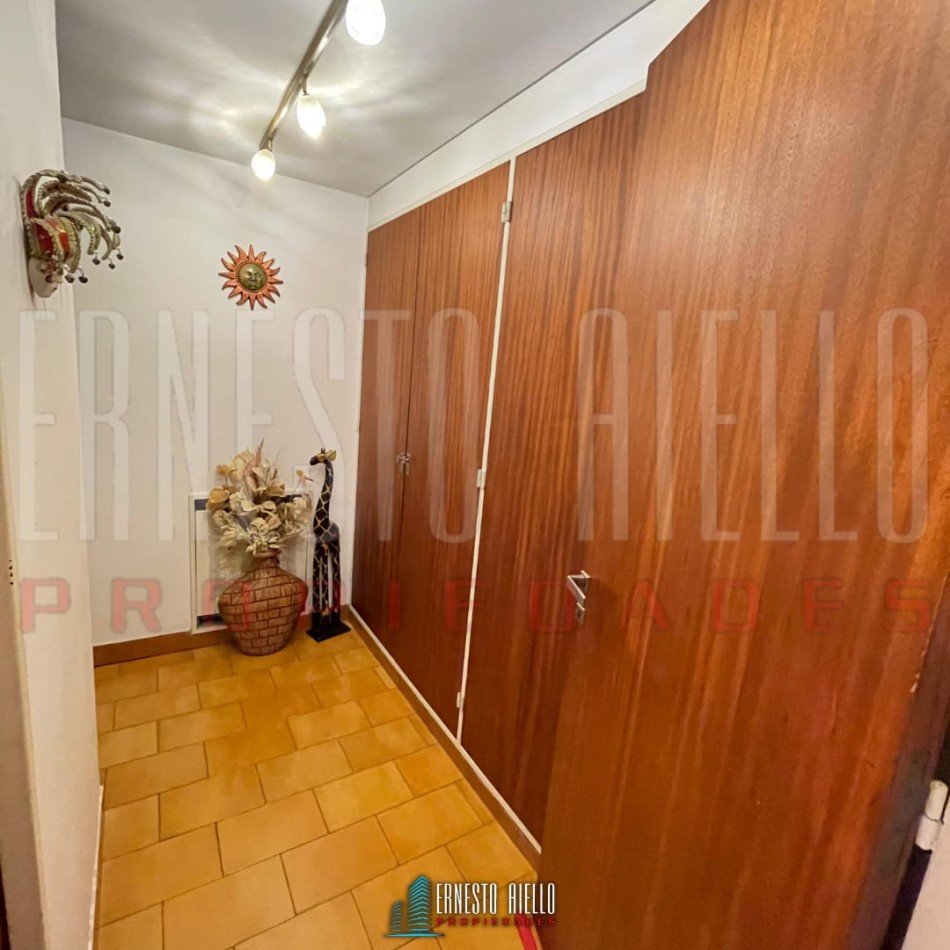 VENTA SEMIPISO 3 AMBIENTES CON COCHERA Y BALCON FRENTE A PLAZA CONESA, QUILMES CENTRO