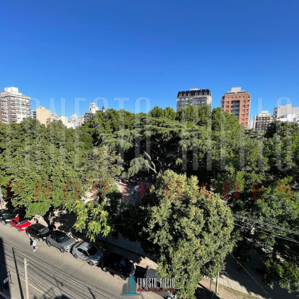 VENTA SEMIPISO 3 AMBIENTES CON COCHERA Y BALCON FRENTE A PLAZA CONESA, QUILMES CENTRO