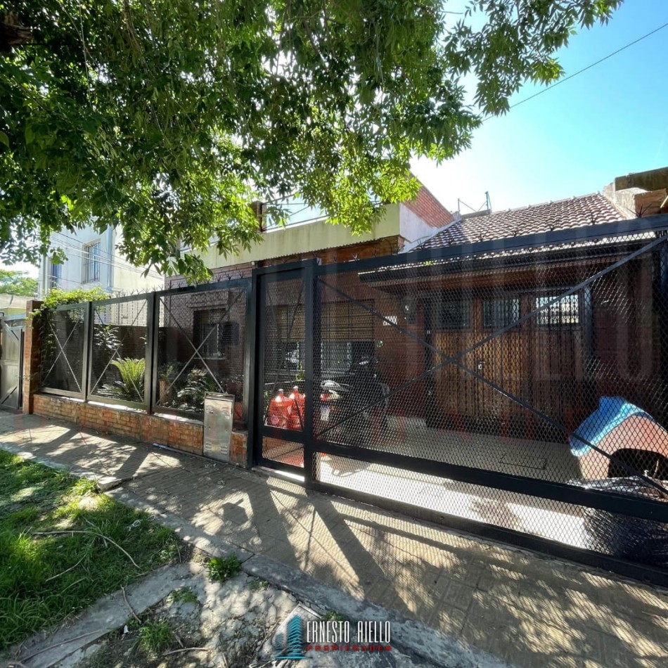 ALQUILER CASA DE 3 / 4 AMBIENTES CON COCHERA DOBLE, PARRILLA Y PARQUE.