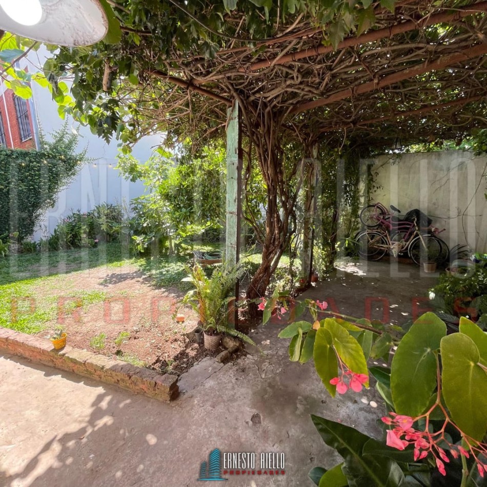 ALQUILER CASA DE 3 / 4 AMBIENTES CON COCHERA DOBLE, PARRILLA Y PARQUE.