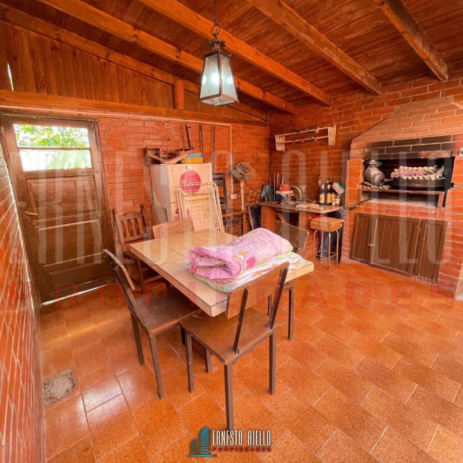 ALQUILER CASA DE 3 / 4 AMBIENTES CON COCHERA DOBLE, PARRILLA Y PARQUE.