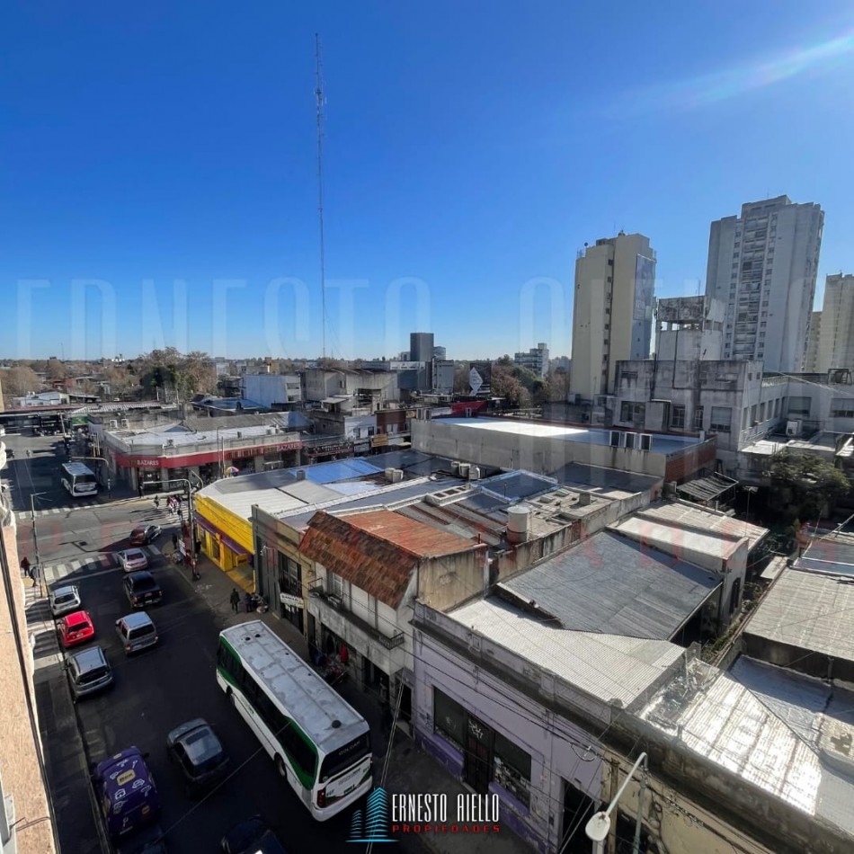 ALQUILER DEPARTAMENTO 3 AMBIENTES DE DOBLE CIRCULACION CON BALCON, QUILMES CENTRO.