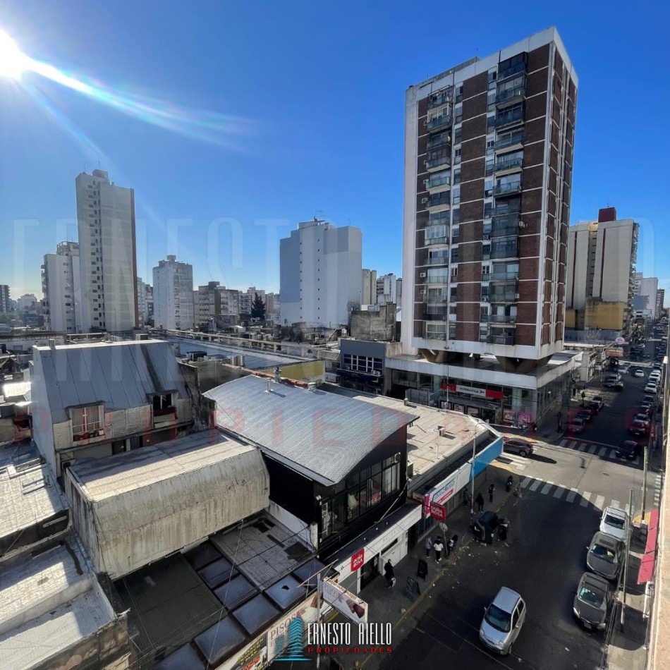 ALQUILER DEPARTAMENTO 3 AMBIENTES DE DOBLE CIRCULACION CON BALCON, QUILMES CENTRO.